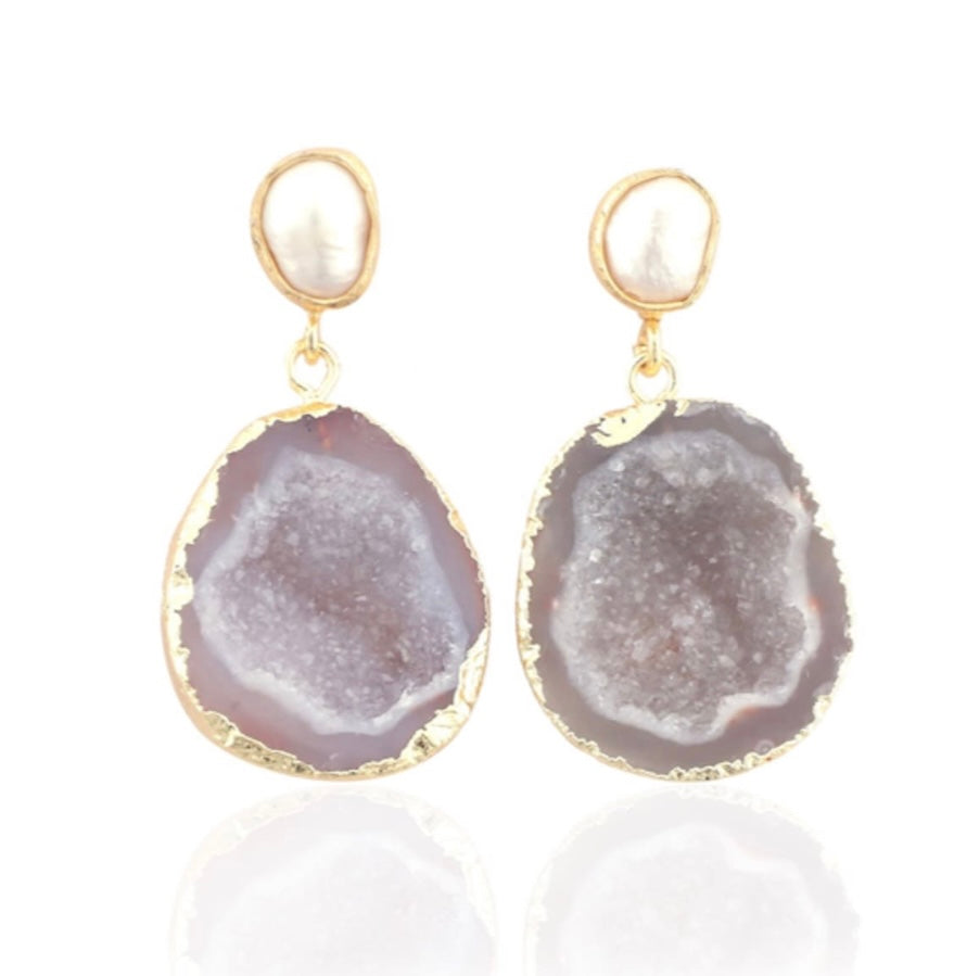 The Pearl Rocks Grey Earrings